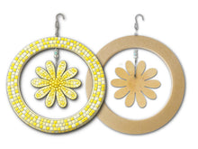 Load image into Gallery viewer, 12" Spinner Circle with 6" Daisy Mosaic Backer &amp; Hanger
